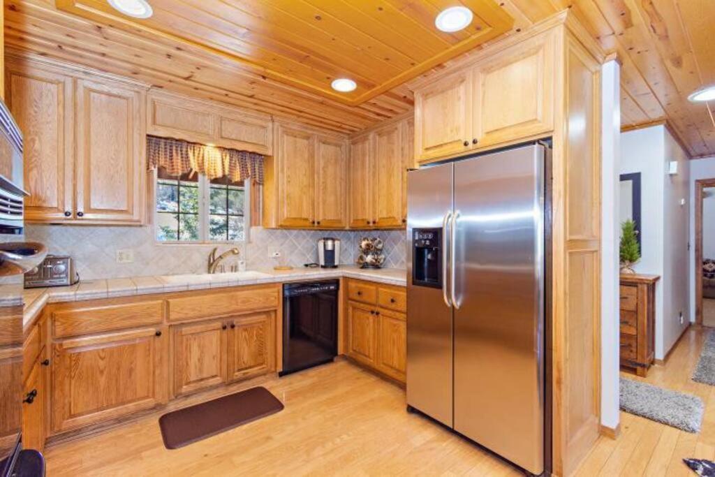 Custom Single Story Cabin With Jacuzzi Pool Table & Big Game Room With Arcade Games Big Bear Lake Exterior foto