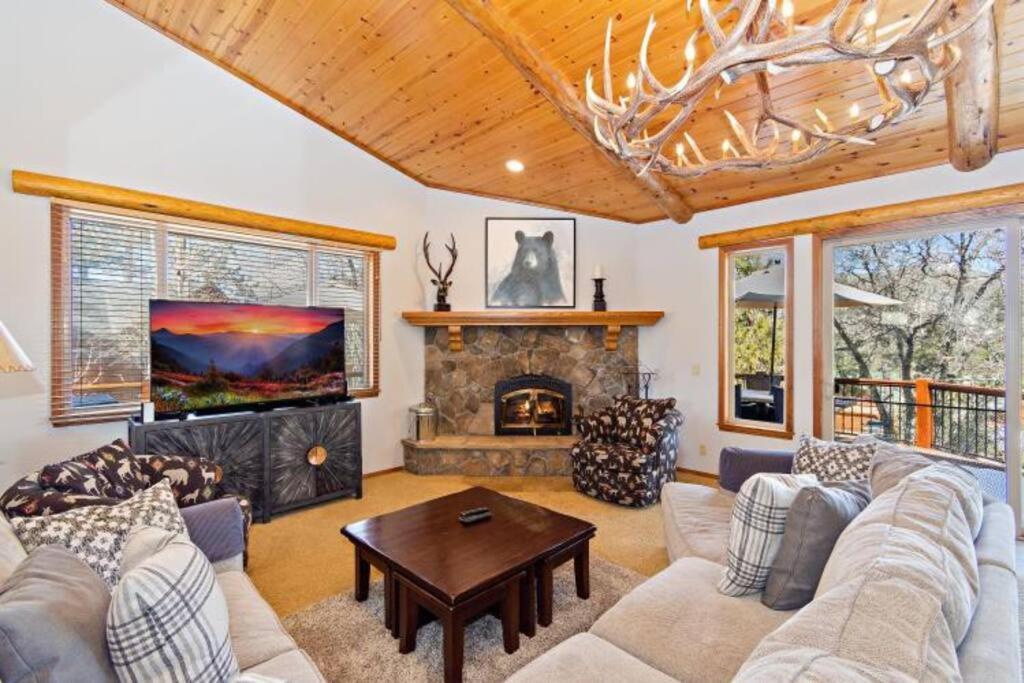 Custom Single Story Cabin With Jacuzzi Pool Table & Big Game Room With Arcade Games Big Bear Lake Exterior foto