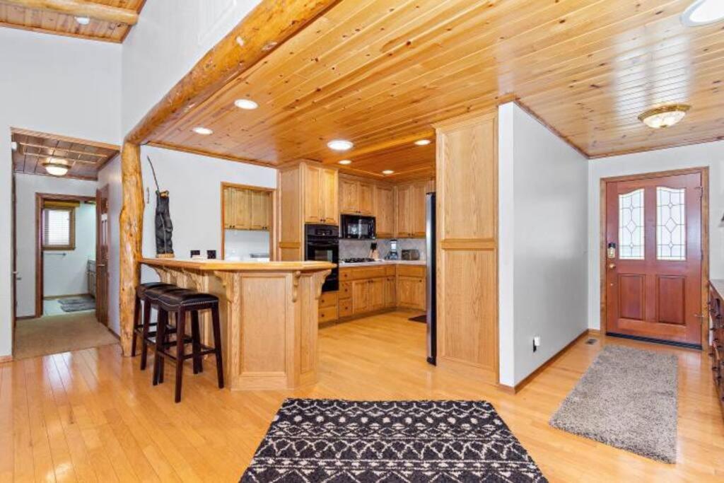 Custom Single Story Cabin With Jacuzzi Pool Table & Big Game Room With Arcade Games Big Bear Lake Exterior foto