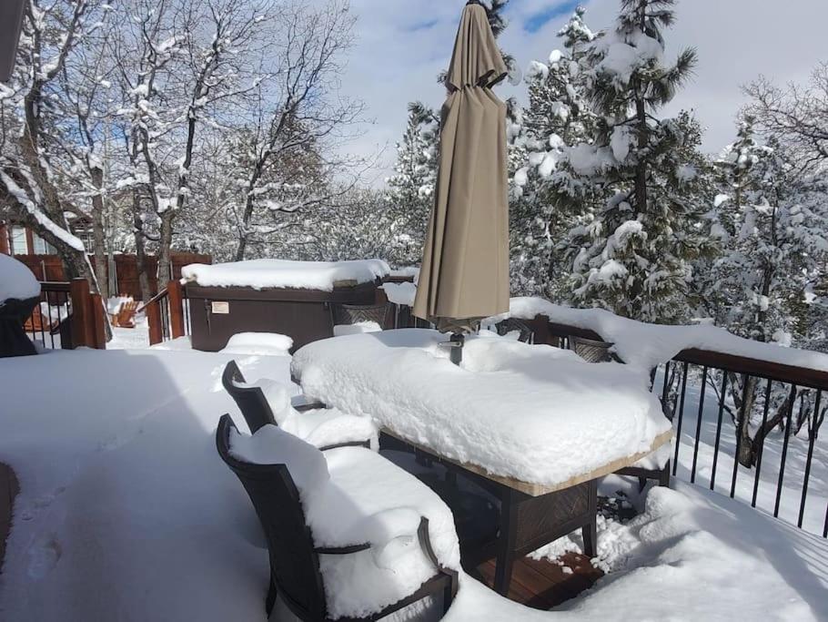 Custom Single Story Cabin With Jacuzzi Pool Table & Big Game Room With Arcade Games Big Bear Lake Exterior foto
