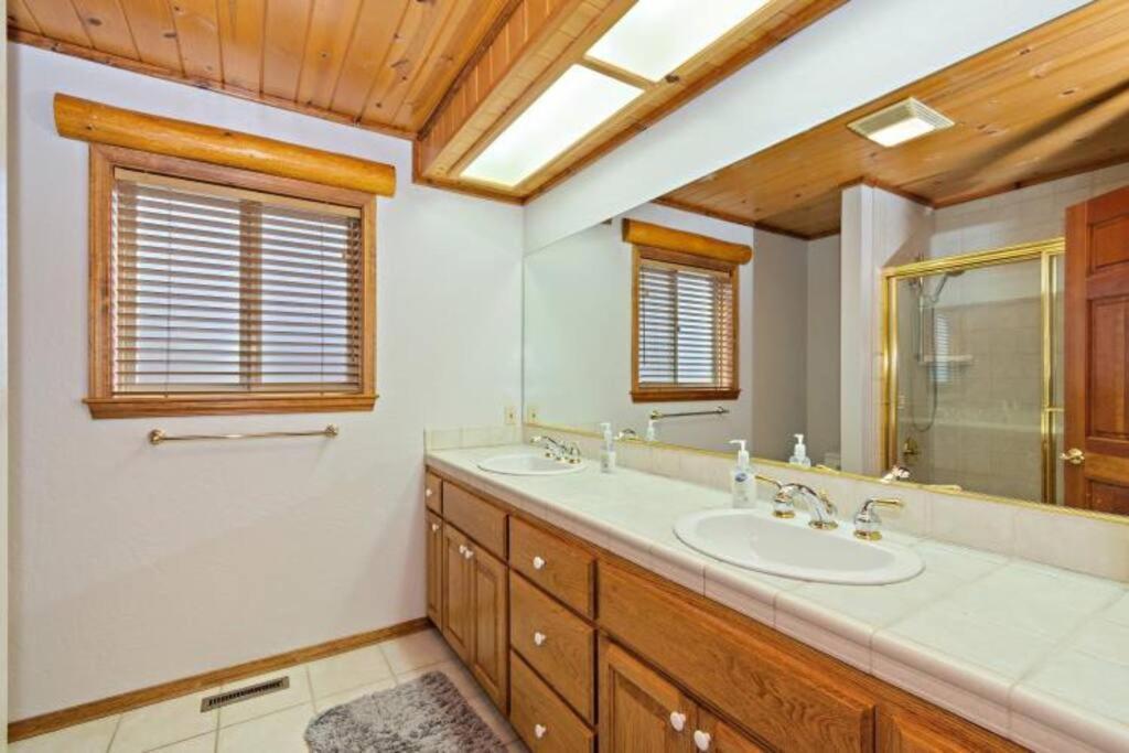 Custom Single Story Cabin With Jacuzzi Pool Table & Big Game Room With Arcade Games Big Bear Lake Exterior foto